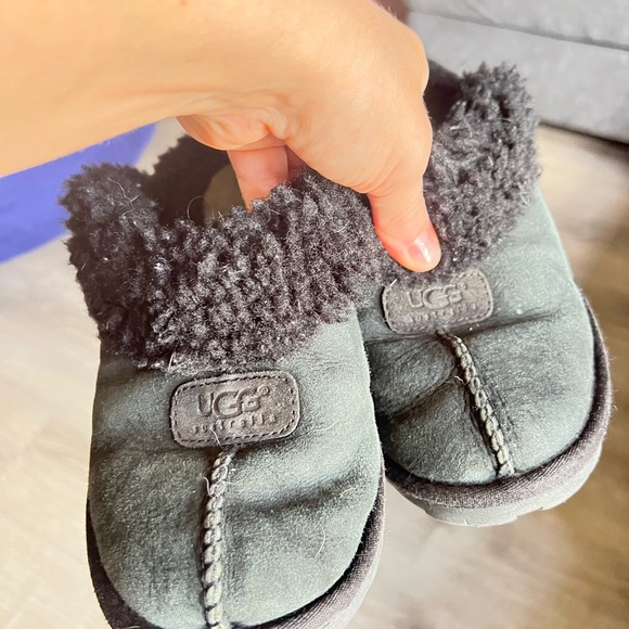 UGG Black Slip on shoes - Picture 2 of 6